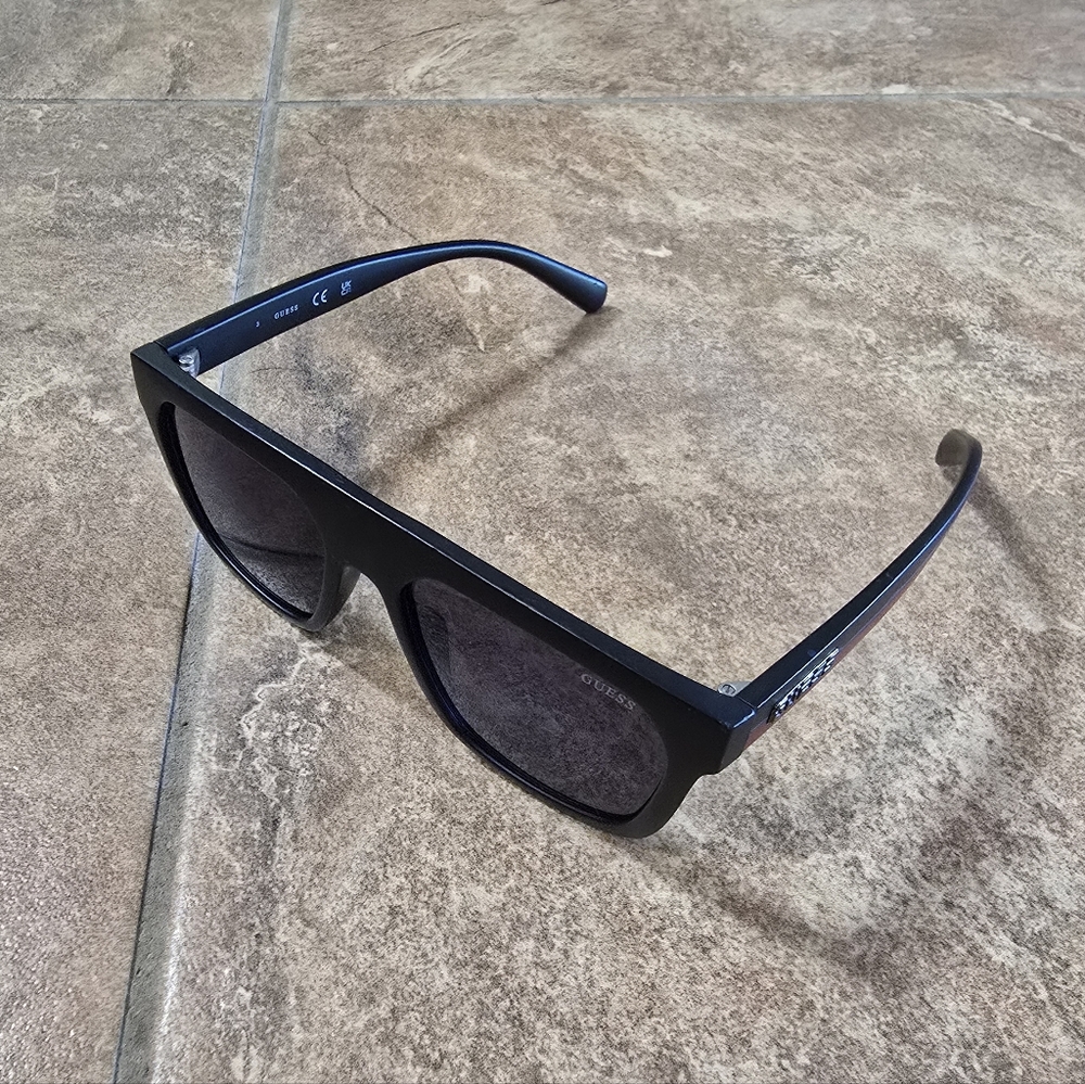 Black Red | GUESS | Squared Sunglasses w/Cover